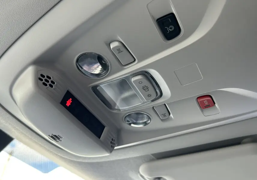 Plafonnier intérieur du Peugeot Partner Fourgon blanc 2025 avec commandes d'éclairage et bouton SOS rouge visible.