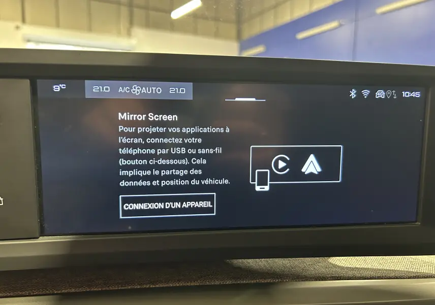 Écran tactile intérieur du Peugeot 5008 III Hybrid 145 en vue frontale, affichant l'option Mirror Screen.