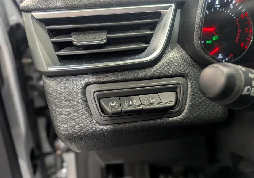 Détail intérieur côté gauche du tableau de bord gris platine de la Renault Clio V TCe 90 avec commandes d’assistance et ventilation.