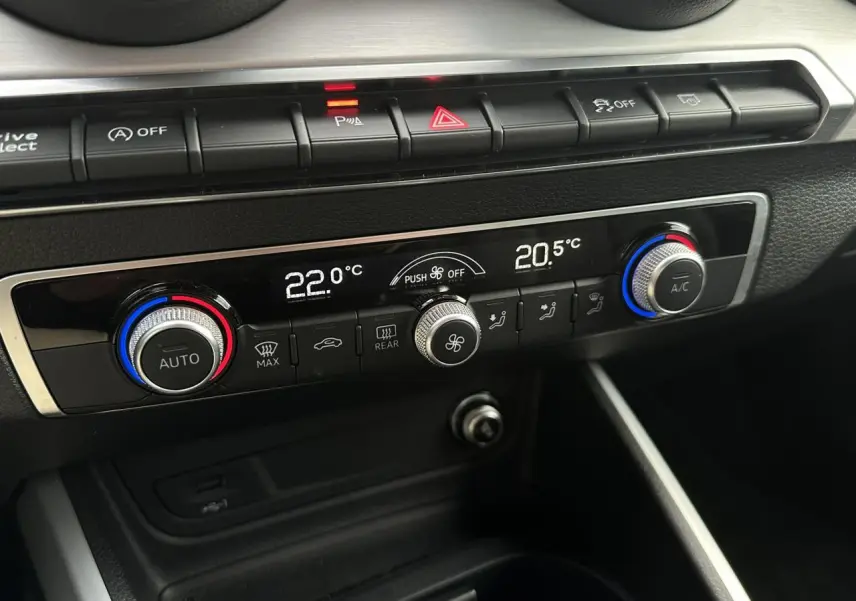 Gros plan sur la commande de climatisation automatique bi-zone de l'Audi Q2 30 TFSI S-Line 2024.