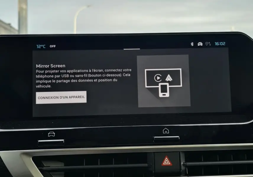 Écran tactile central affichant la fonction Mirror Screen dans l'habitacle d'une Citroën C4 hybride 2025.