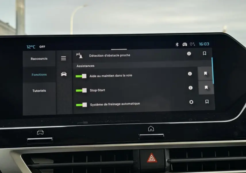 Écran tactile central du tableau de bord de la Citroën C4 hybride 2025 affichant les assistances à la conduite activées.