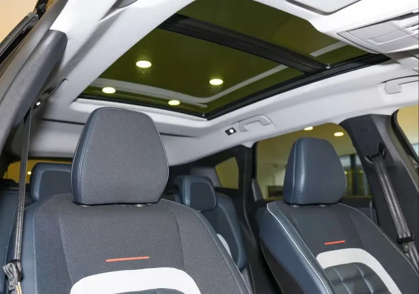 Vue intérieure avant du Citroën C5 Aircross 2026, sièges Advanced Comfort noirs avec toit ouvrant panoramique.