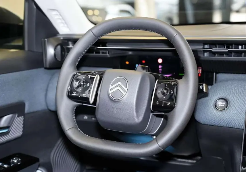 Vue rapprochée du volant cuir multifonctions du Citroën C5 Aircross New Hybrid 2026 avec tableau de bord numérique.