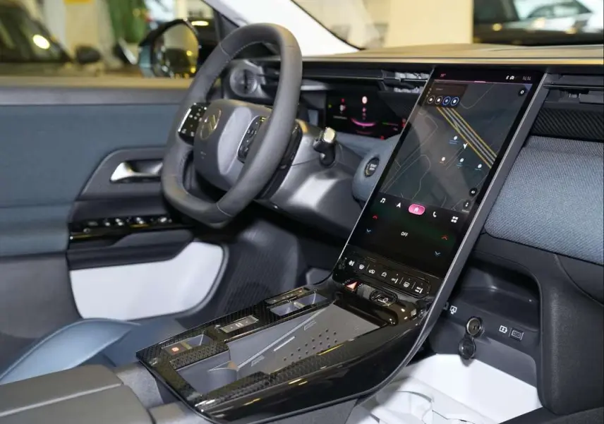 Vue intérieure côté conducteur du Citroën C5 Aircross 2026, tableau de bord moderne avec écran tactile vertical et volant cuir.