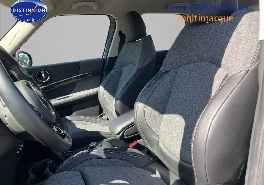 Vue intérieure côté conducteur du MINI Countryman Cooper SE avec sièges sport en tissu gris et cuir noir.