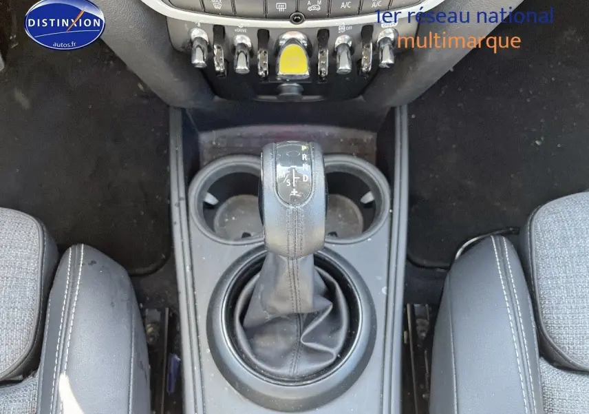 Vue rapprochée de la console centrale du MINI Countryman Cooper SE 2019, avec levier de boîte automatique en cuir noir.