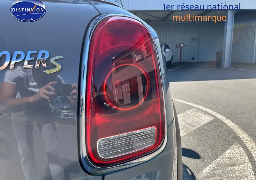 Gros plan sur le feu arrière droit d'une MINI Countryman Moonwalk Grey avec logo Cooper S chromé.