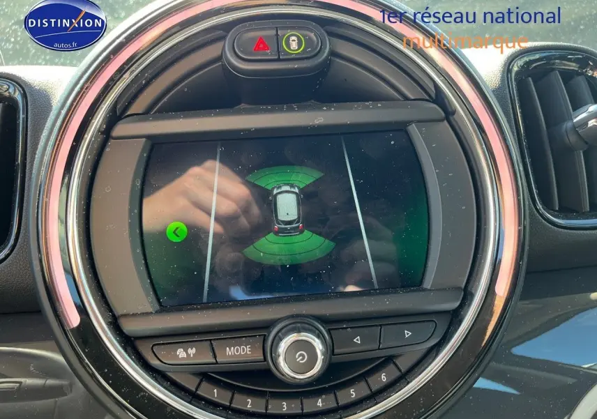 Affichage du système de stationnement sur l'écran central rond du tableau de bord d'une MINI Countryman Moonwalk Grey, vue intérieure.