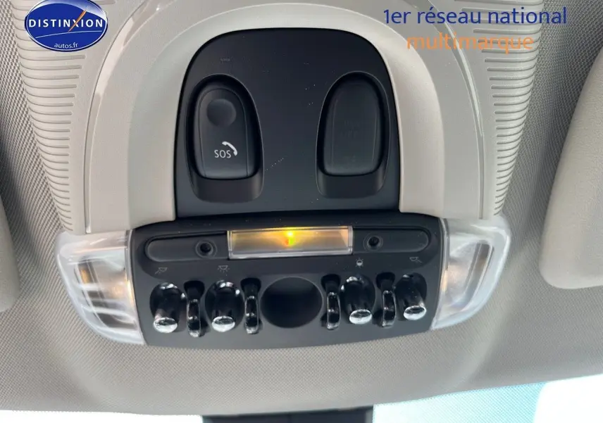 Vue en gros plan du plafonnier avec commandes et bouton SOS du MINI Countryman Cooper SE gris Moonwalk.