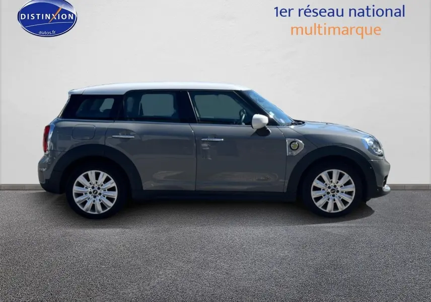 Vue latérale droite d'une MINI Countryman hybride rechargeable Moonwalk Grey avec toit et rétroviseurs blancs.