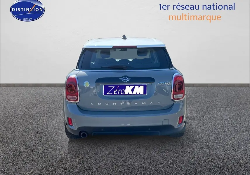 Vue arrière d'une MINI Countryman Cooper SE Moonwalk Grey avec toit blanc et feux arrière LED.