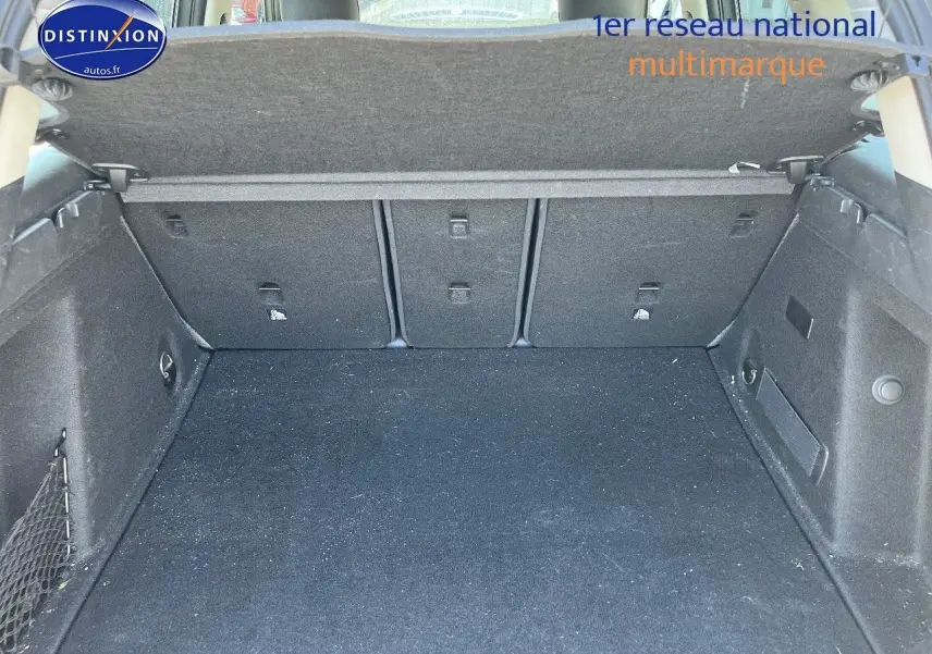 Coffre ouvert vu de l'intérieur d'un MINI Countryman Moonwalk Grey avec cache-bagages relevé.