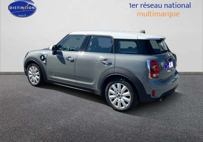 Vue 3/4 arrière droite d'une MINI Countryman hybride Moonwalk Grey avec toit blanc et jantes alu 18 pouces design Pin Spoke.