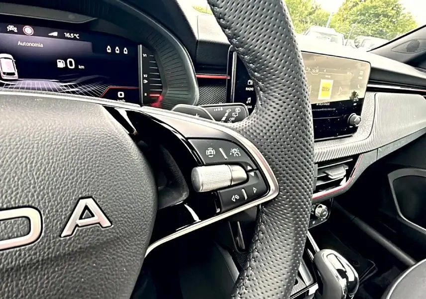 Vue rapprochée du volant cuir perforé et du tableau de bord numérique du Skoda Kamiq noir 2026, intérieur moderne.