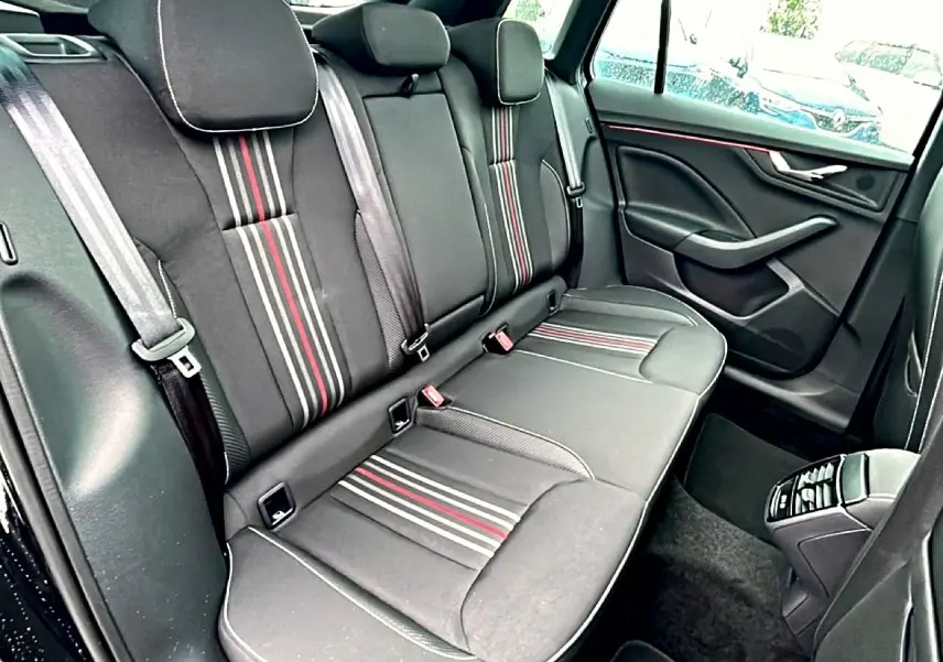 Vue côté droit de la banquette arrière noire avec bandes rouges et grises du Skoda Kamiq Monte Carlo 2026.