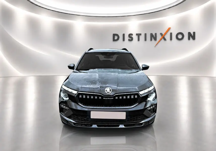 Vue frontale d'un Skoda Kamiq noir 2026 avec calandre noire et phares LED, dans un showroom lumineux.