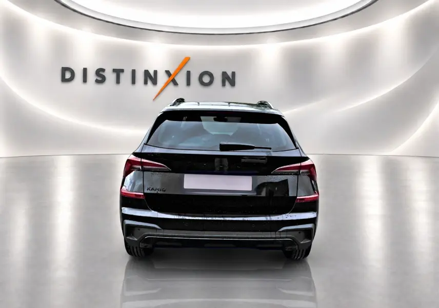 Vue arrière d'un Skoda Kamiq noir 2026 avec feux arrière LED et toit panoramique en verre dans un showroom lumineux.