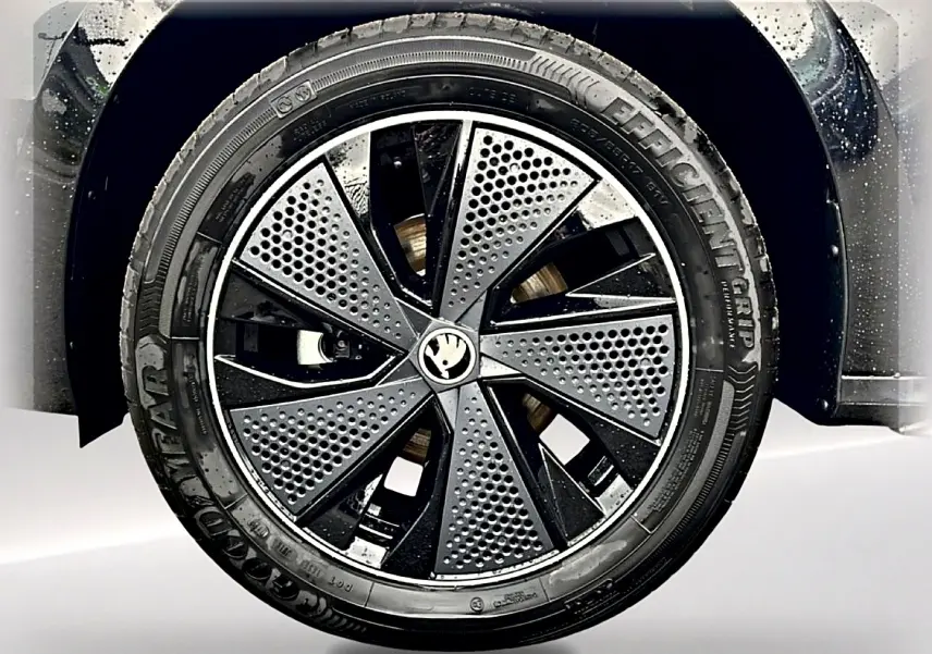Gros plan sur la jante noire et grise au design perforé du Skoda Kamiq Monte Carlo noir, côté arrière droit.