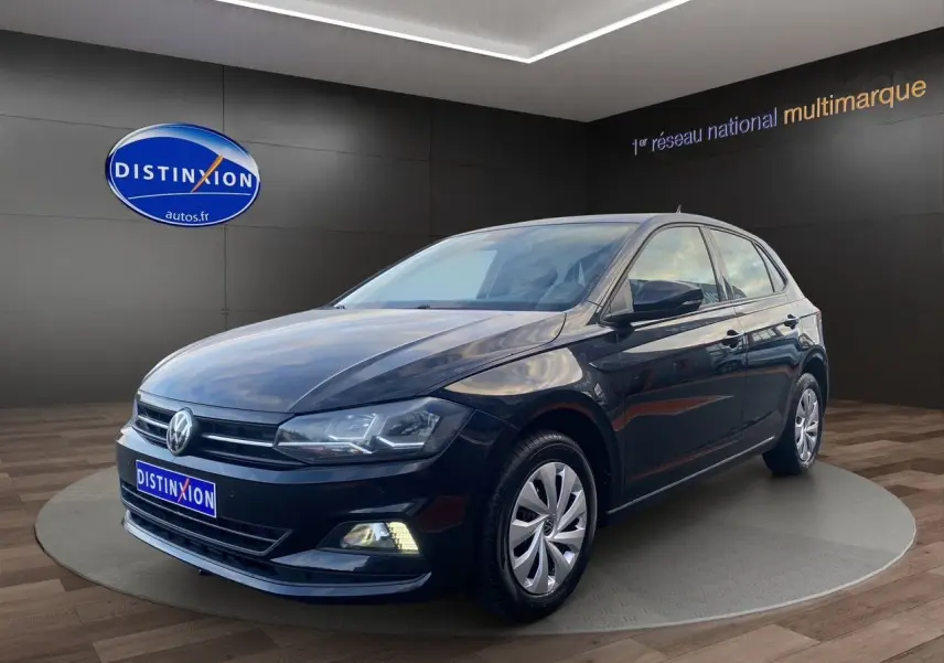 Volkswagen Polo noir intense vue 3/4 avant droit, avec feux LED et jantes alliage en showroom.