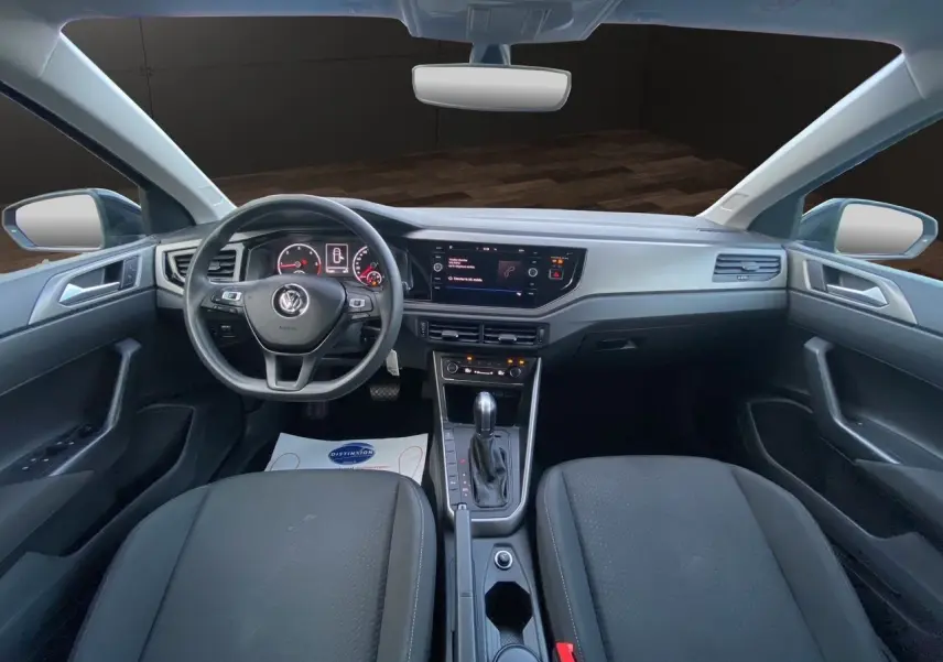 Intérieur noir de la Volkswagen Polo 2019, vue frontale du tableau de bord avec volant multifonction et écran tactile central.