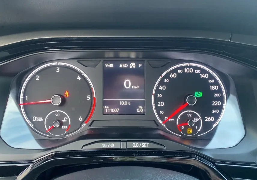 Tableau de bord numérique de Volkswagen Polo noir intense 2019 affichant vitesse zéro et jauge carburant presque vide.