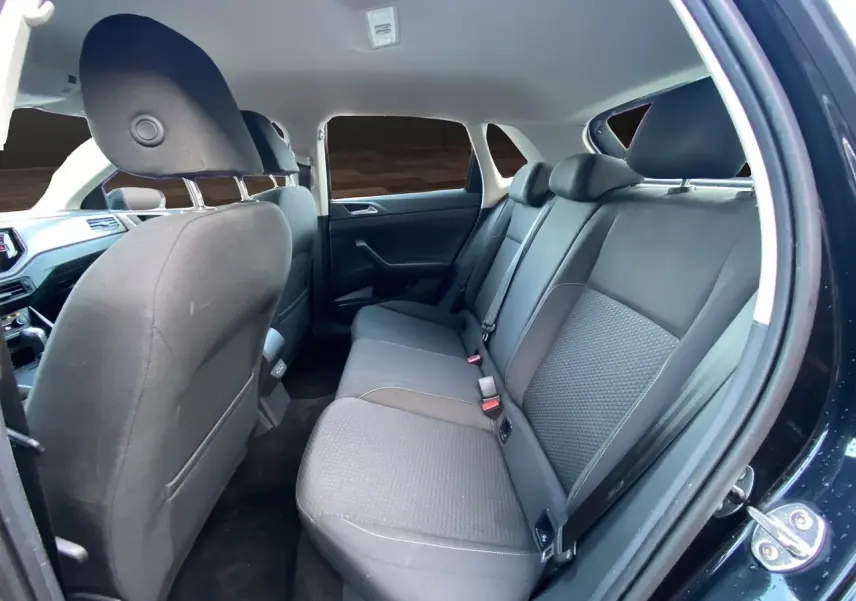 Vue intérieure arrière côté droit d'une Volkswagen Polo noire intense 2019, sièges en tissu noir et espace passagers visible.
