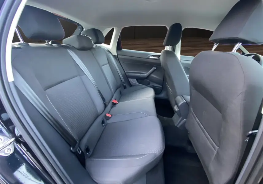 Vue intérieure côté droit des sièges arrière en tissu noir de la Volkswagen Polo 2019 finition Confortline Business.