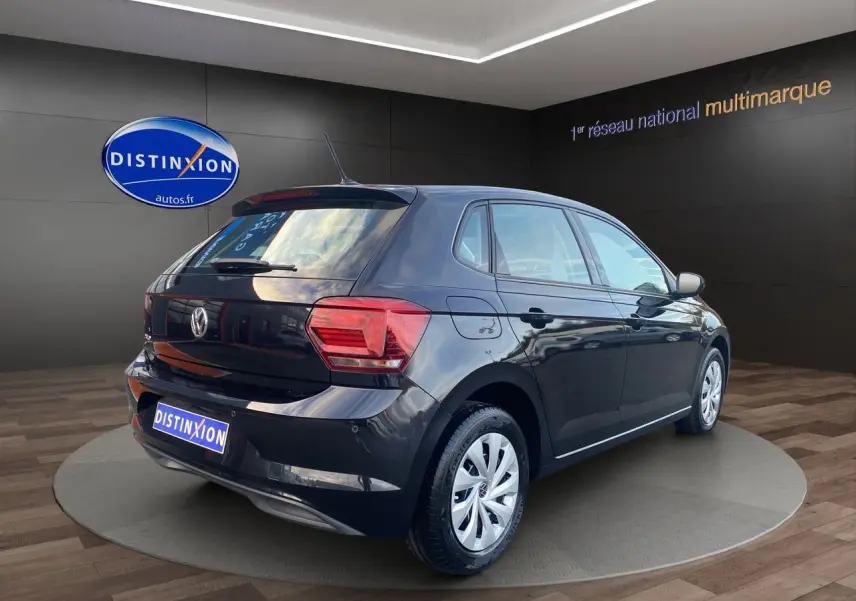 Volkswagen Polo noir intense vue 3/4 arrière droit, mettant en valeur ses feux arrière et sa silhouette compacte.