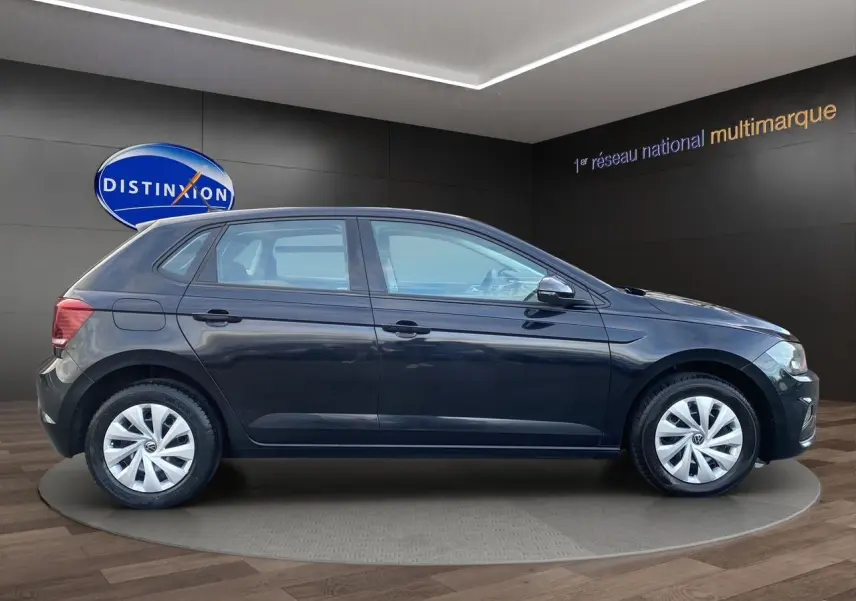 Profil côté gauche d'une Volkswagen Polo noire intense 2019, version 5 portes, sur fond intérieur showroom.