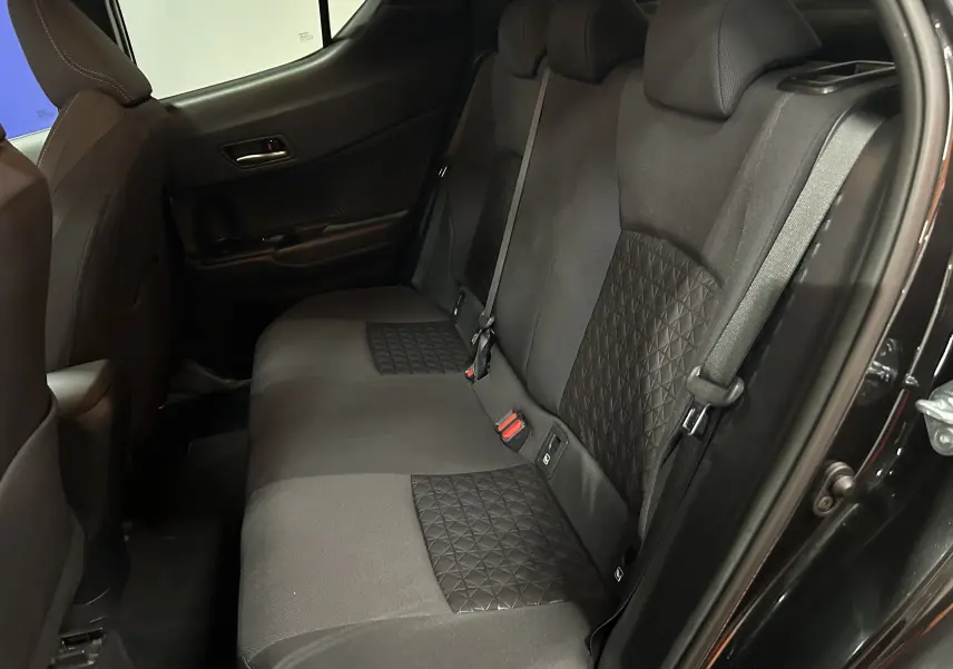 Vue intérieure côté droit des sièges arrière en tissu noir avec motifs géométriques du Toyota C-HR Hybride noir métal 2021.