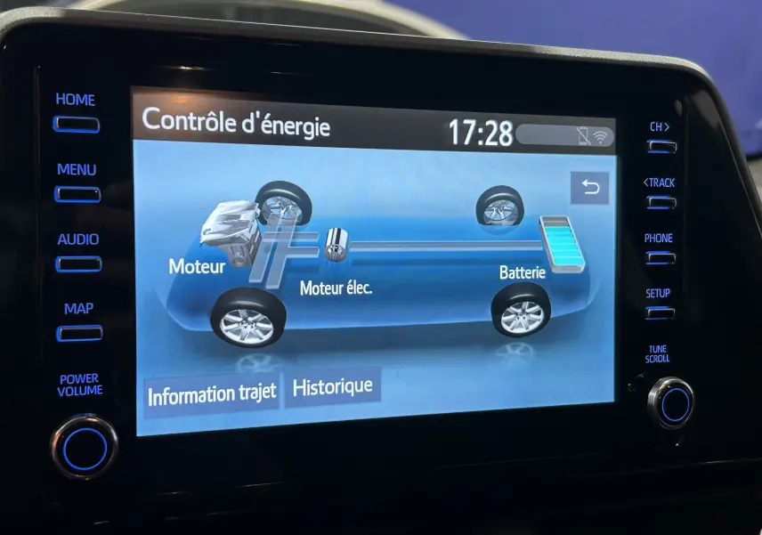Écran tactile intérieur du Toyota C-HR Hybride 2021 affichant le contrôle d'énergie avec schéma moteur et batterie.