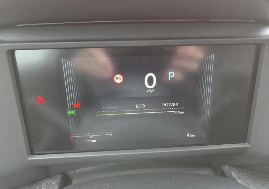 Affichage numérique du tableau de bord de la Citroën C4 hybride blanche, montrant la vitesse à 0 km/h et mode ECO actif.