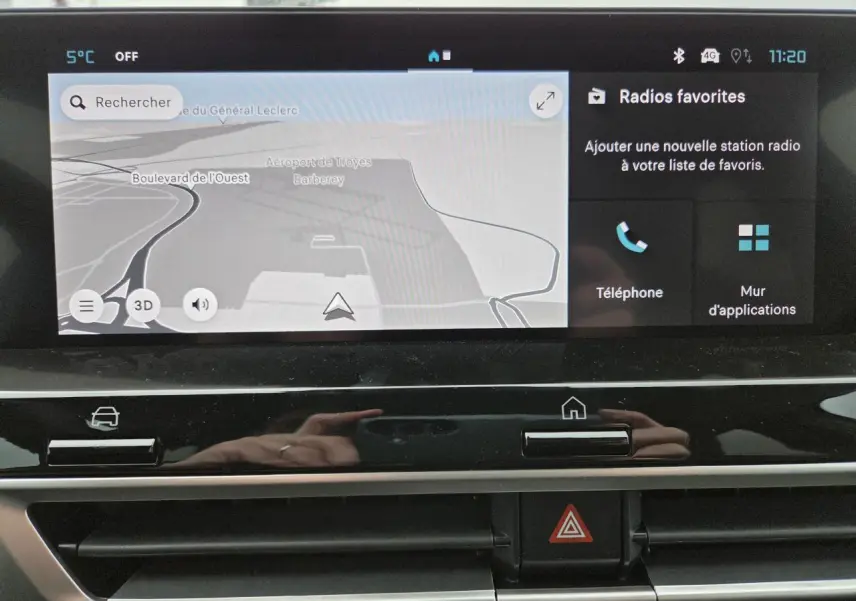 Écran tactile central de navigation et multimédia dans l'habitacle d'une Citroën C4 blanche toit noir, vue intérieure frontale.
