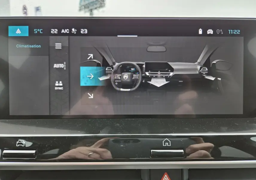 Écran tactile intérieur affichant la ventilation et le tableau de bord numérique de la Citroën C4 blanche 2025.