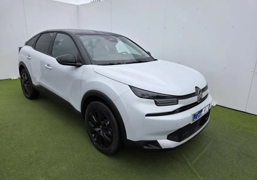 Citroën C4 III hybride blanc Okenite avec toit noir, vue 3/4 avant droit, jantes alliage noires et feux LED fins.