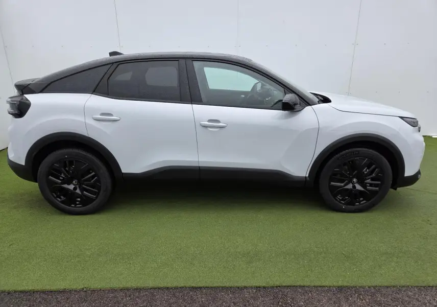 Profil côté gauche d'une Citroën C4 blanche avec toit noir et jantes alliage noires sur fond vert.