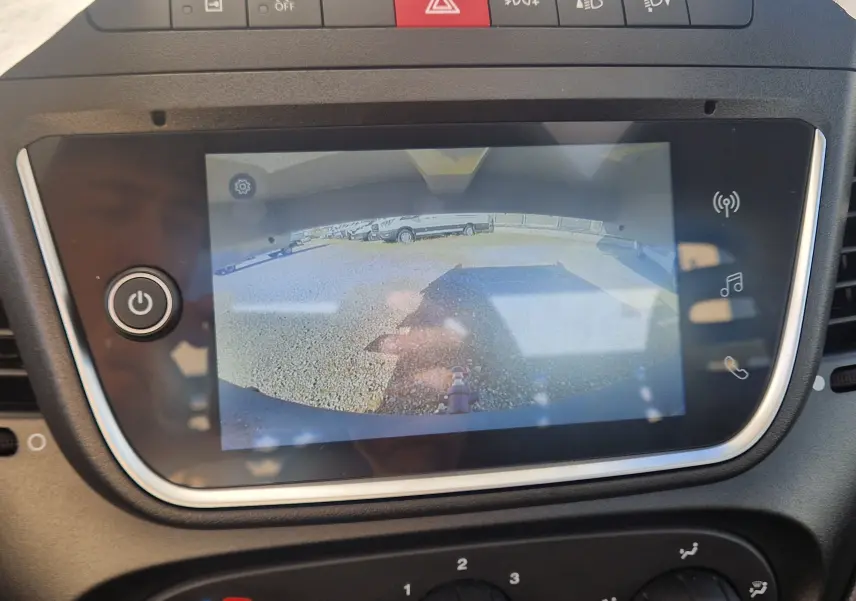 Vue rapprochée de la console centrale de l'IVECO Daily 2026 avec écran tactile multimédia et commandes de climatisation.