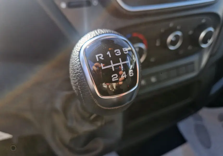 Gros plan sur les commandes de climatisation et ventilation du tableau de bord du Iveco Daily Chassis Cabine blanc 2026.