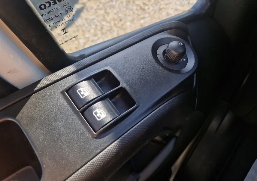 Ports USB-A et USB-C intégrés dans la console intérieure du véhicule Iveco Daily Chassis Cabine blanc, version 2026.