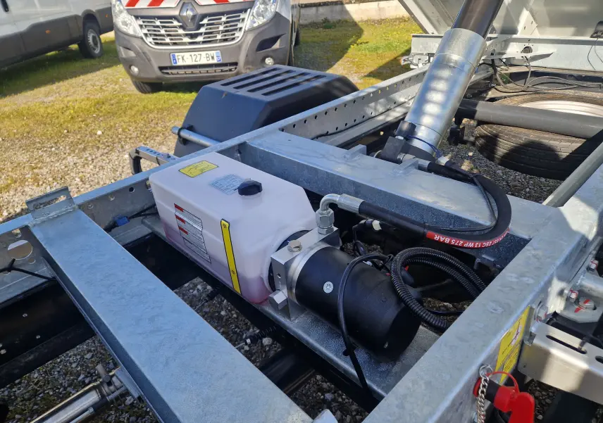 Vue rapprochée des commandes de lève-vitres et réglage des rétroviseurs sur la porte côté gauche d’un Iveco Daily blanc.