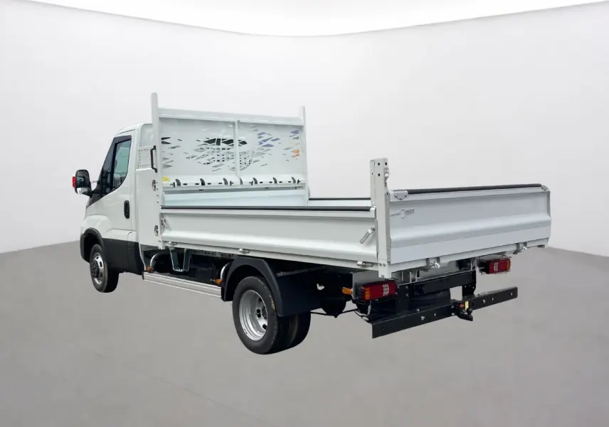 IVECO Daily Chassis cabine blanc en 3/4 arrière droit, avec benne acier et coffre latéral visible.