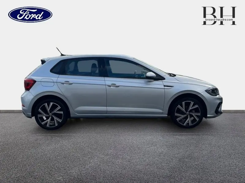 Profil droit d'une Volkswagen Polo 1.0 TSI R-Line 2022 en Reflet d'Argent métallisé avec jantes alu distinctives.