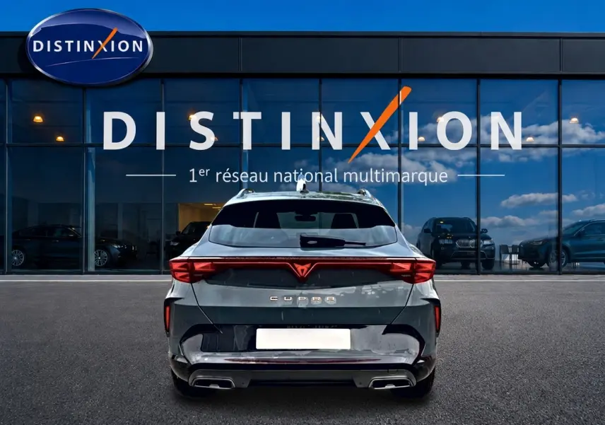Vue arrière d'un CUPRA Formentor bleu fjord 2026, avec feux arrière LED et double sortie d'échappement visible.