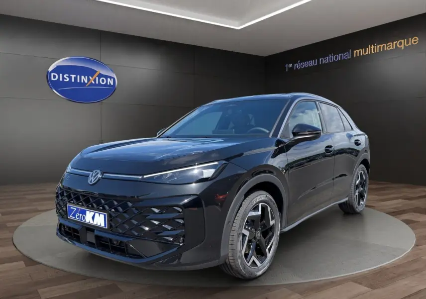 Volkswagen T-Roc noir en 3/4 avant droit, avec calandre noire et jantes distinctives en alliage.