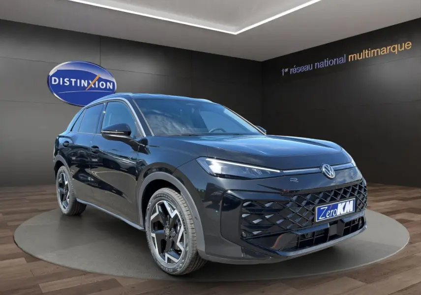 Volkswagen T-Roc noir en 3/4 avant droit, avec calandre R-Line et jantes alliage distinctives.
