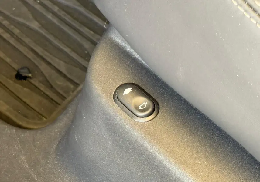 Gros plan sur le bouton de réglage du siège côté droit, sur le revêtement cuir gris du Range Rover Velar 2019.