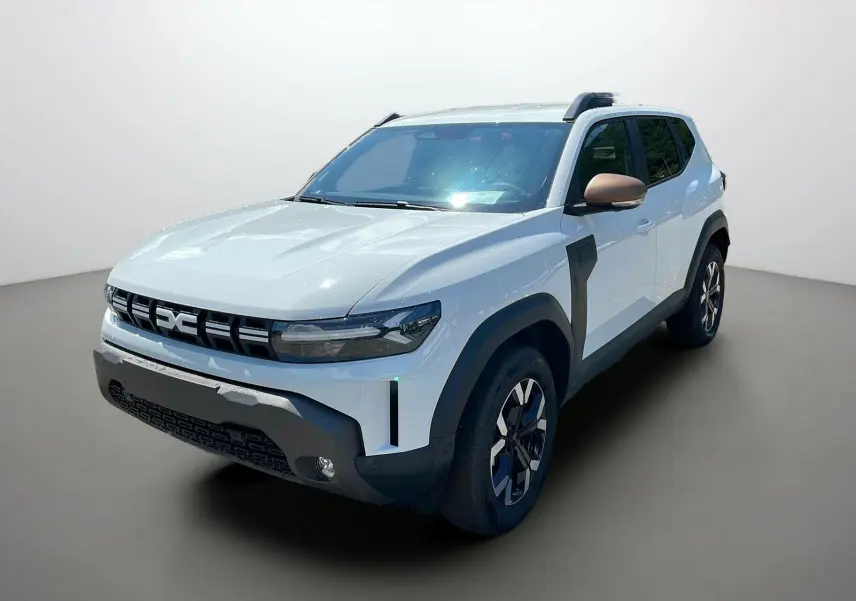 Dacia Duster blanc en 3/4 avant droit avec rétroviseurs couleur bronze et protections noires marquées.