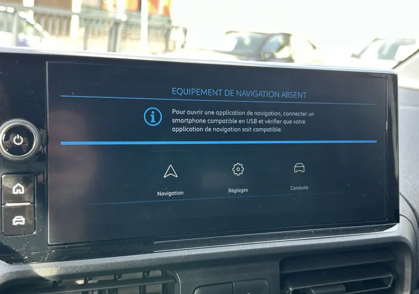 Écran tactile du tableau de bord du Peugeot Partner Fourgon 2025 affichant l'absence d'équipement de navigation.