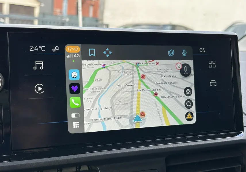 Écran tactile central du Peugeot Partner Fourgon 2025 affichant la navigation et les applications connectées.